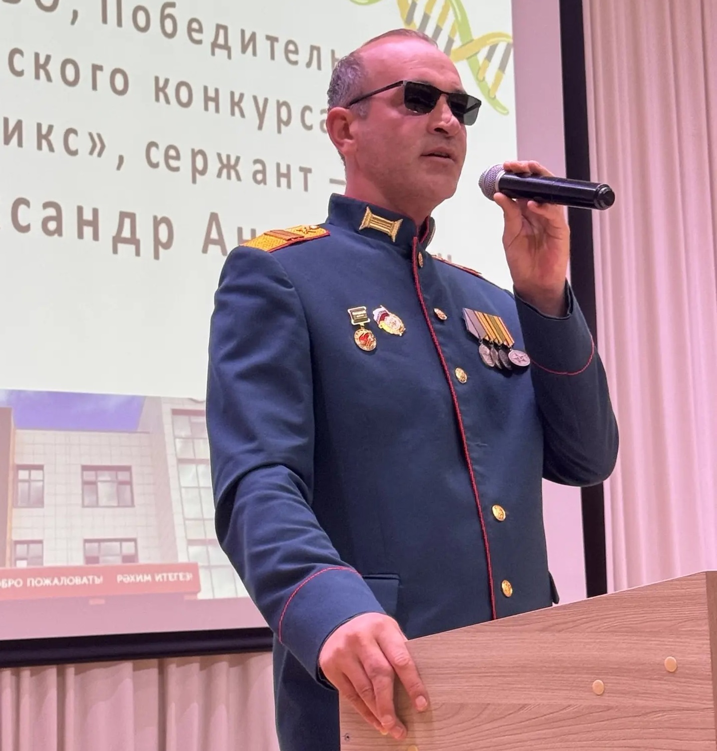 Перед своим выступлением на уроке мужества Александр Антонов для школьников спел песню
